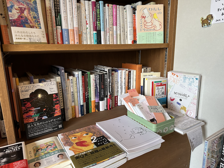 Étagère ave une sélection de livres sur les minorités d'origine ou de genre